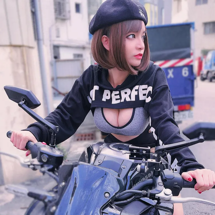 這樣騎重機真的很性感，不過網友也替她擔憂會曬傷。引自郭鬼鬼臉書