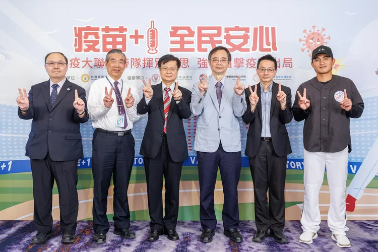 四大醫學會及疾管署副署長羅一鈞(右2)、林子偉(右1)呼籲全民疫苗加一，安心解封。台灣感染症醫學會提供