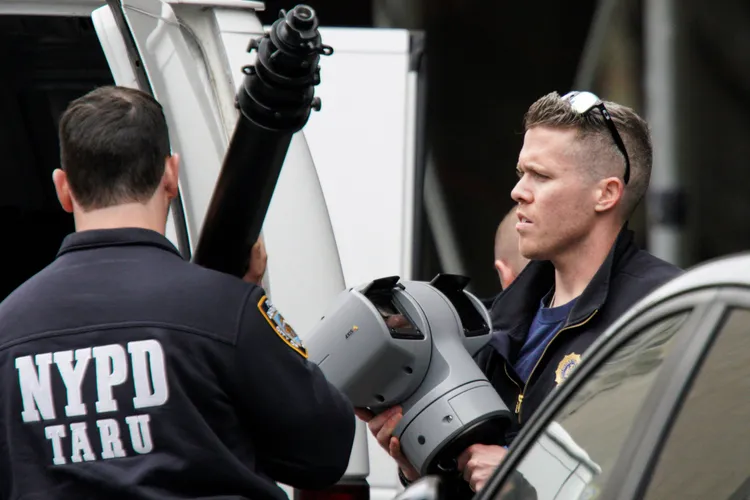 紐約警察3月31日為川普出庭維安做準備，在曼哈頓刑事法院外加裝監視器。路透社
