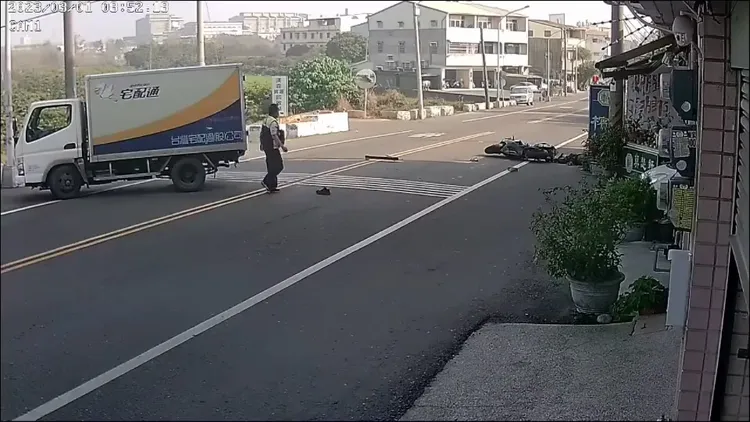 林姓騎士躺在地上不動，李姓駕駛連忙下車查看。民眾提供