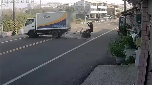 奪命畫面曝光!雲林小貨車違規迴轉 紅牌重機騎士猛撞噴飛慘死