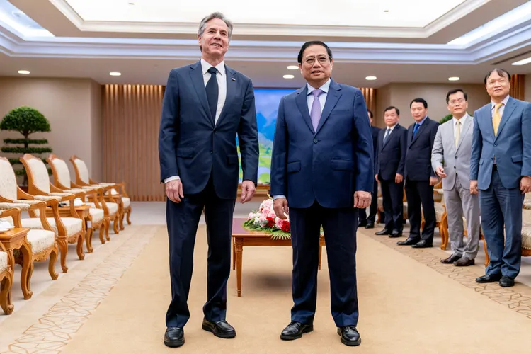 布林肯（左）與越南總理范明正。路透社