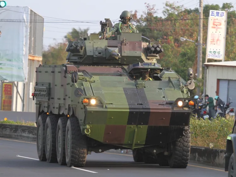 586旅百輛軍車進恆春市區民眾高喊國軍加油。Taiwan ADIZ粉專提供