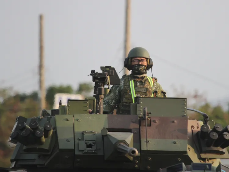 586旅百輛軍車進恆春市區民眾高喊國軍加油。民眾提供