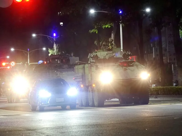 凌晨一早天才剛亮，屏東恆春、車城的省道上奔馳各式甲車、中戰車。民眾提供