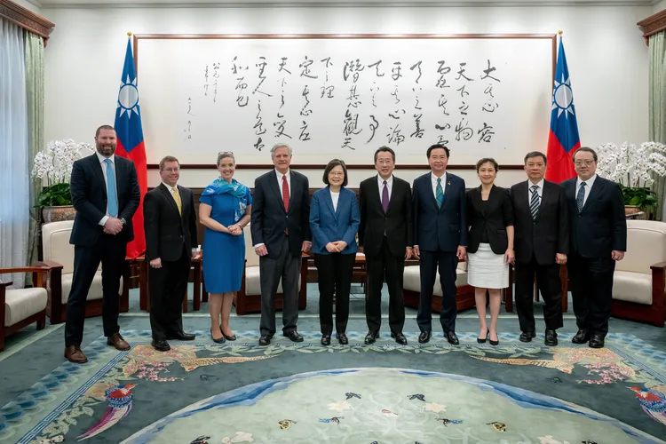 蔡英文與訪賓合影，外交部長吳釗燮、美國在台協會處長孫曉雅及國安會秘書長顧立雄等亦出席。府提供