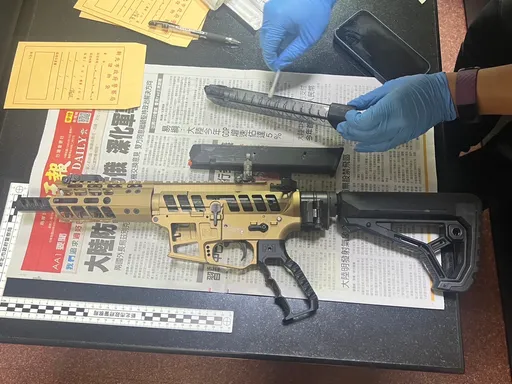 「衝鋒槍」照片曝光！17歲少年當街掃射40多槍　帶2個彈匣全打光