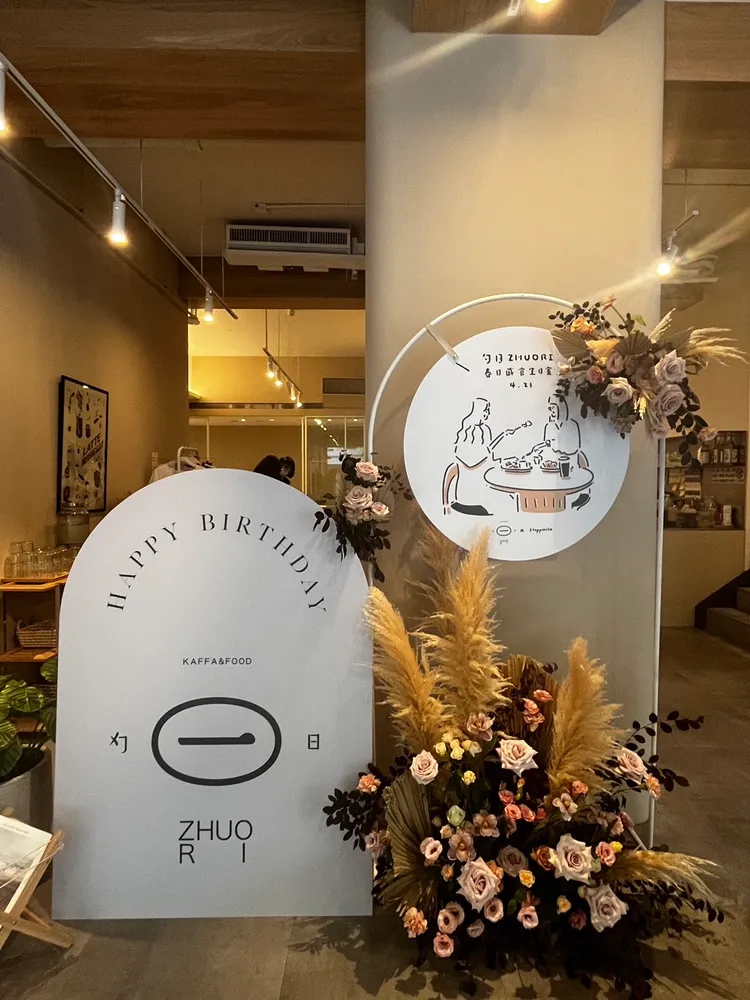 入口處攜手精品專門戶「Alica Wang」花藝打造絕美打卡點。業者提供