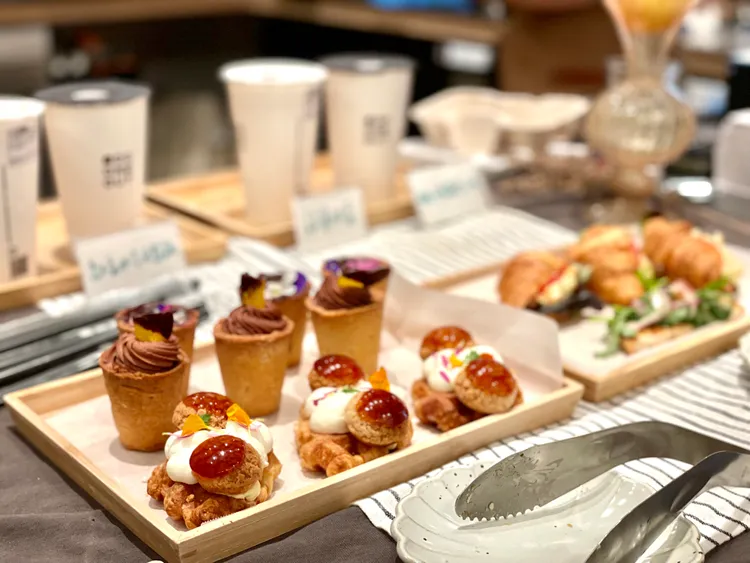 勺日2周年，品牌4/21在東區本店舉辦生日派對，現場提供店內人氣招牌可頌鬆餅等輕食自助吧。曾仲葳攝