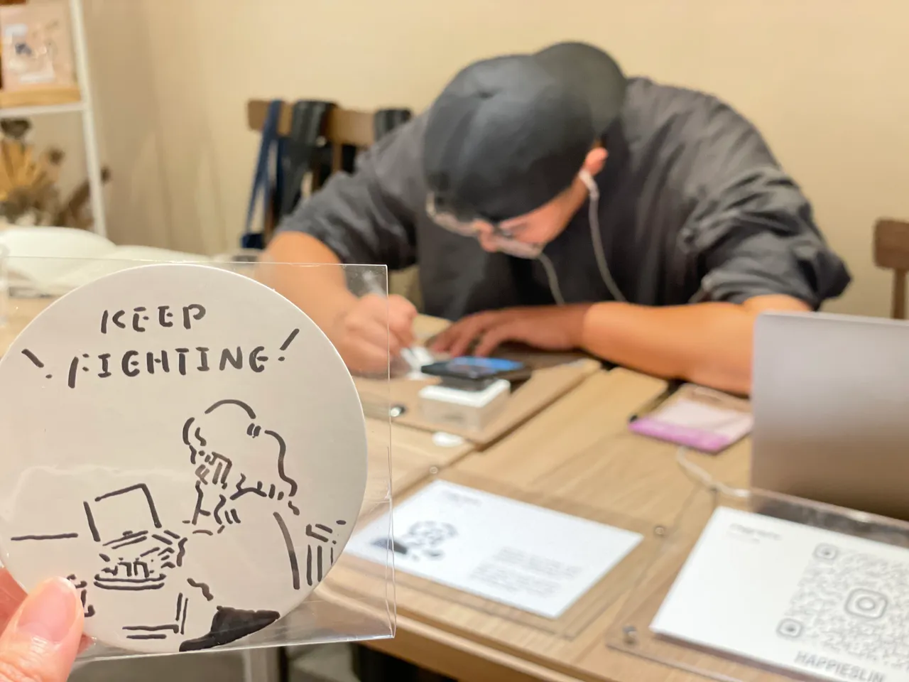 知名插画家Happieslin客座似颜绘,为现场宾客留下难忘回忆。曾仲葳摄