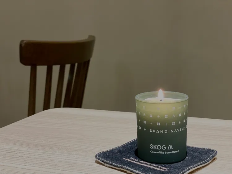 現場點燃北歐永續香氛品牌Skandinavisk的香氛蠟燭，讓空間猶如沐浴在雨後北歐森林。曾仲葳攝