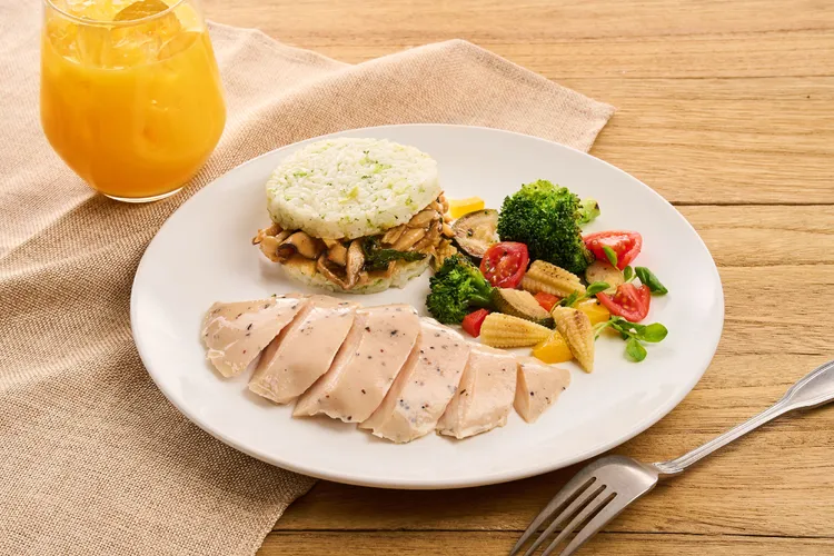 想兼顧營養與飽足感，可以舒肥雞搭配減醣的優質澱粉花椰米漢堡一起吃，產品為KKLife黑胡椒舒肥雞胸肉。業者提供