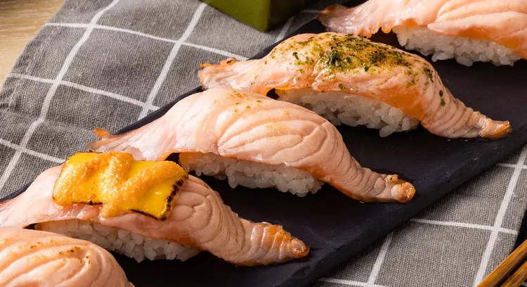 將挪威直送的生食級新鮮鮭魚佐焦糖炙燒，撒上海苔粉，咬下金黃微焦的外層，一次吃進嫩、鮮、甜的多重美味。業者提供