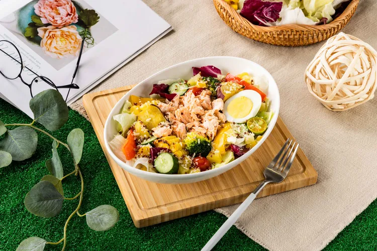 「香蒜手撕鮭魚溫野菜沙拉」售價268元。業者提供