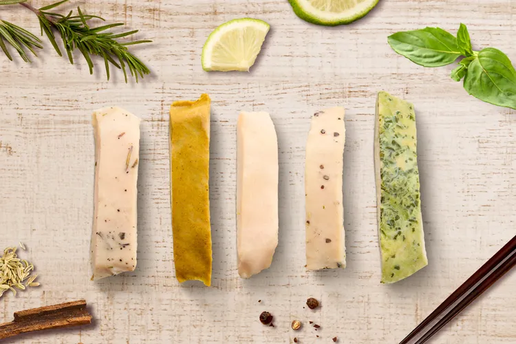 KKLife目前旗下的舒肥雞胸肉產品共有5種口味，左起迷迭香、咖哩、檸檬、黑胡椒、塔香。業者提供