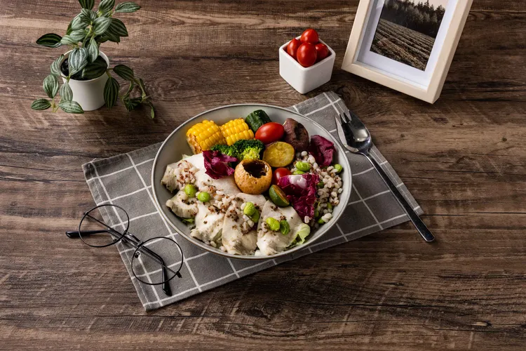 「義式香草舒肥雞沙拉」售價278元。業者提供