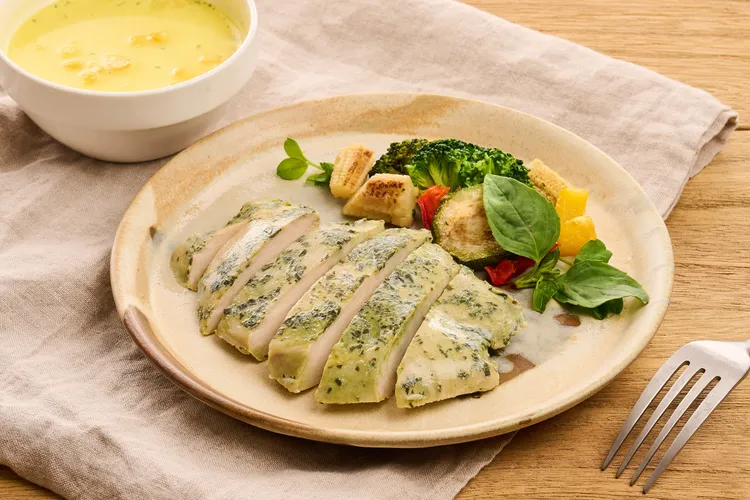 以舒肥雞胸肉搭配多種顏色蔬菜，即可輕鬆達到營養均衡的目的，產品為KKLife塔香湖鹽舒肥雞胸肉。業者提供