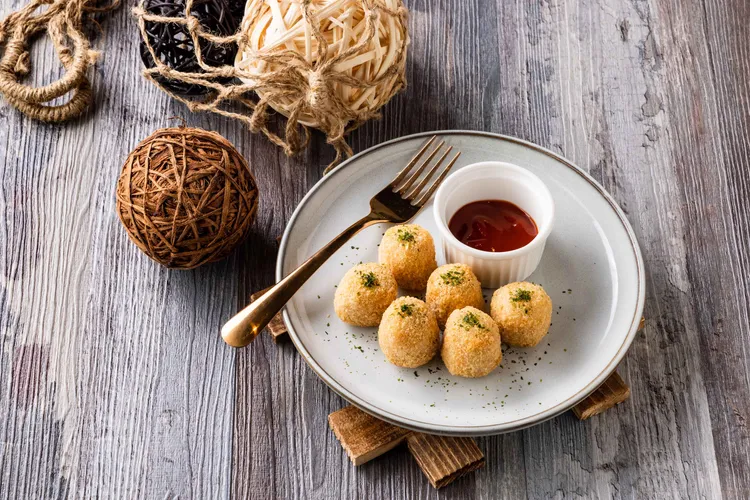 「黃金鮭魚球」，單點售價70元／4顆；勤美綠園道店單點售價105元／6顆。業者提供