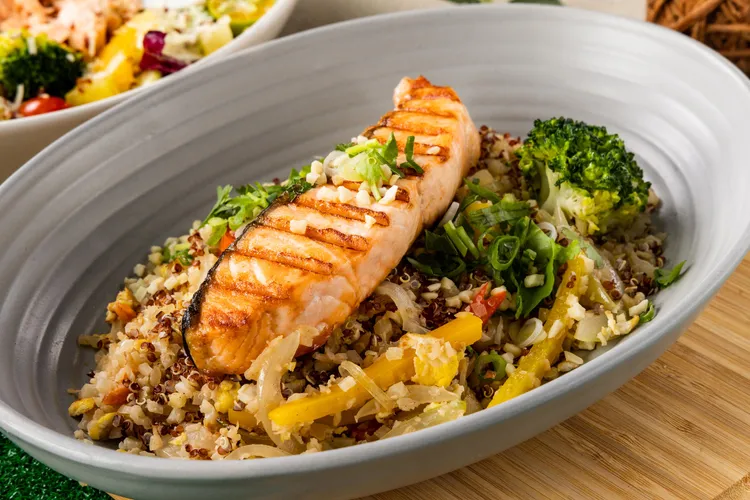 以「花椰菜米」為主食、風靡歐美健身圈的「嫩烤鮭魚菲力白花椰米」。業者提供
