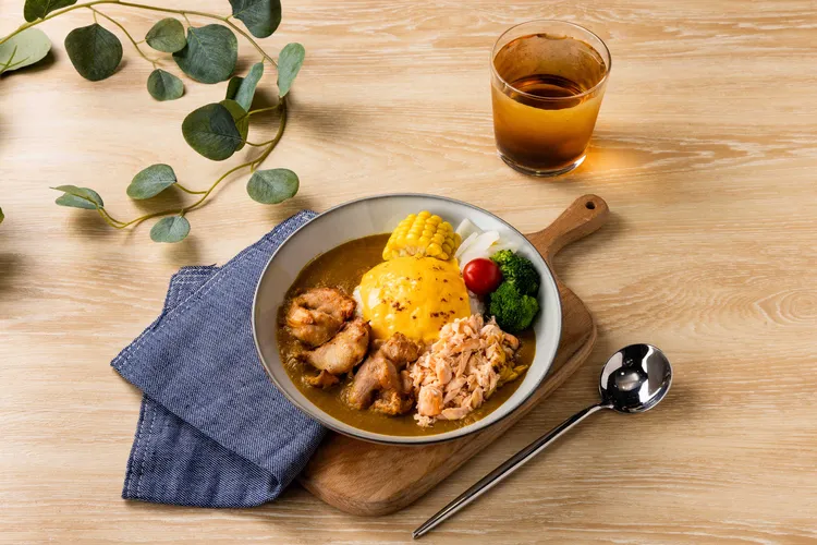 美威鮭魚首次加入其他優質蛋白選擇，推出「嫩鮭烤雞起司咖哩飯」。業者提供