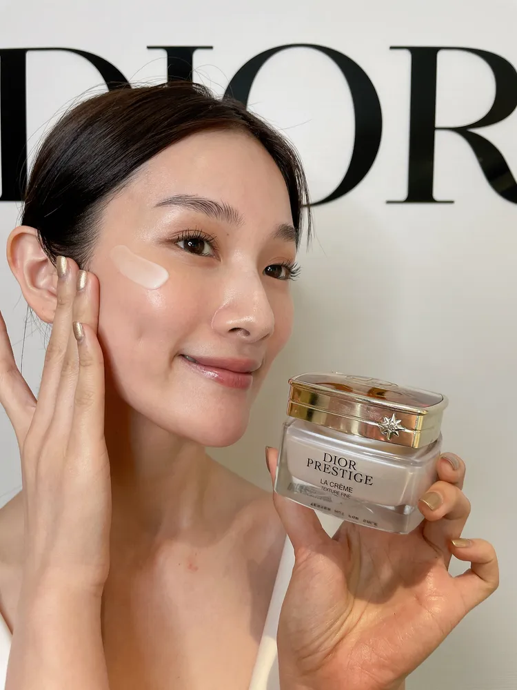 精萃再生玫瑰賦活乳霜輕質型擁有輕潤奶酪質地。張家玲攝