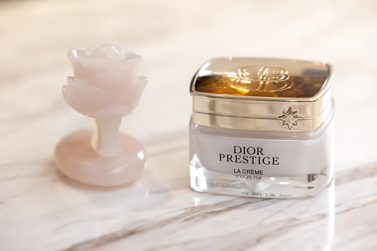 Dior精萃再生玫瑰賦活乳霜輕質型50ml／1萬4300元、玫瑰石英活絡按摩板6700元。品牌提供