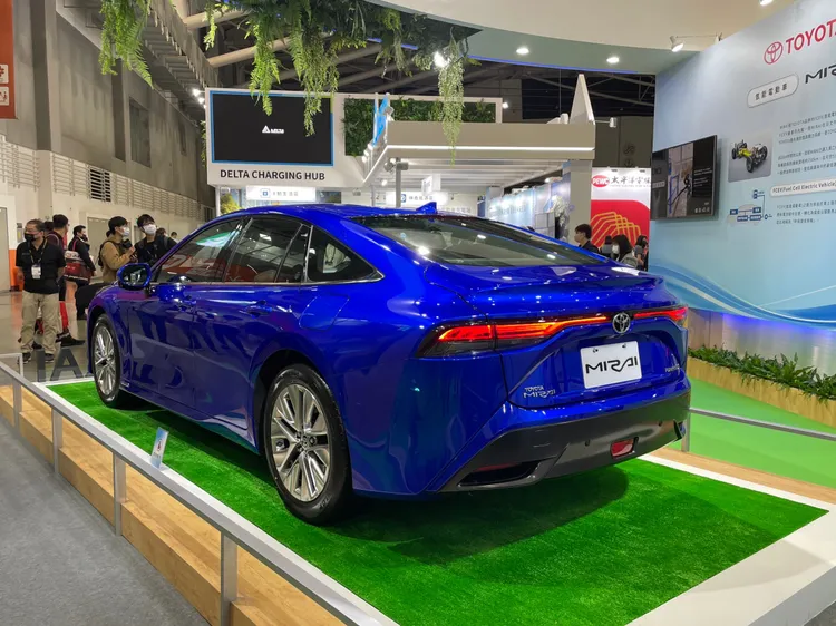 Toyota Mirai具備750公里的續航里程，且能源補充速度與現行的燃油車款相同，可於3-5分鐘內加滿氫氣。林浩昇攝