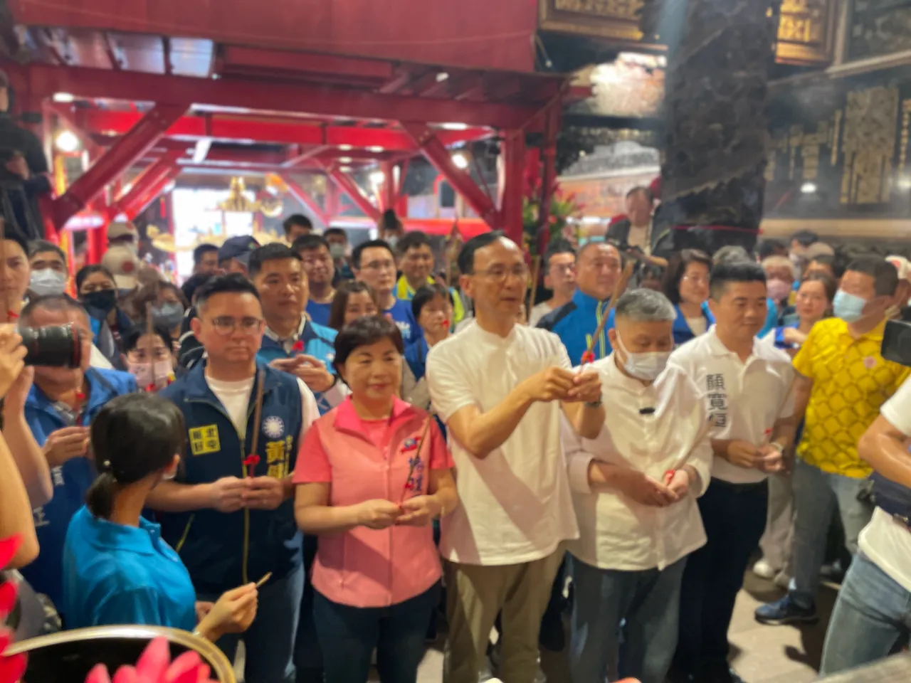 朱立倫向大甲媽祖上香。國民黨提供