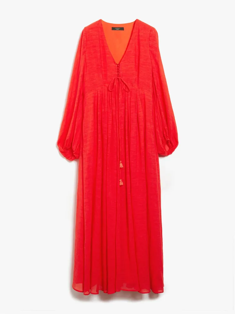 From Lily With Love聯名系列紅色洋裝，3萬3900元。品牌提供