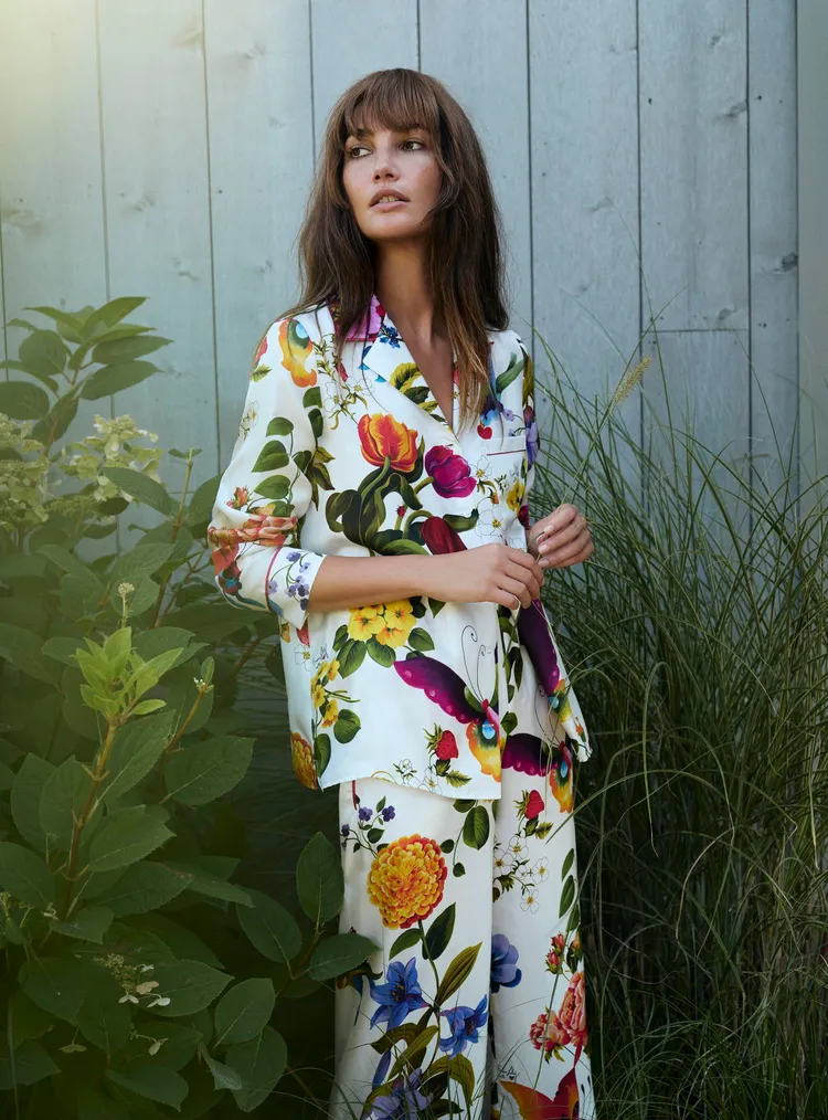 悠閒優雅的花卉圖案的絲質睡衣風套裝。品牌提供