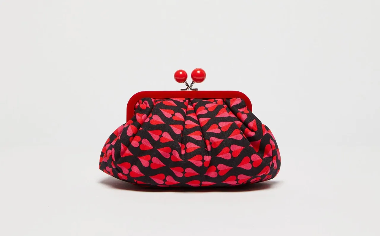 From Lily With Love聯名系列點心包,1萬4100元。品牌提供