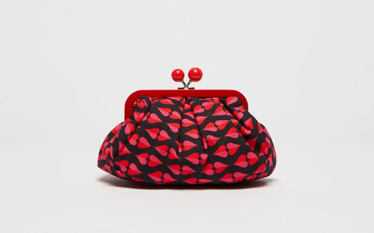 From Lily With Love聯名系列點心包，1萬4100元。品牌提供