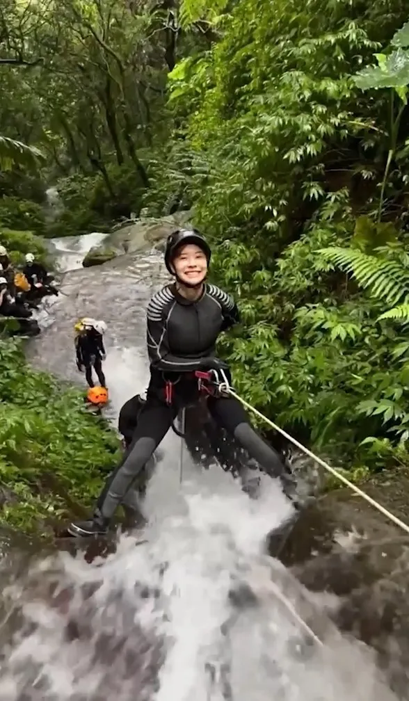 溪谷的百米垂降，往下行進的探險，滑降與跳深潭，刺激指數高，一年四季都可以玩。IG@林艾融 irenelin0413 提供