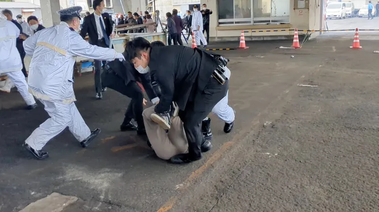 木村隆二發動襲擊後遭維安人員壓制。路透社