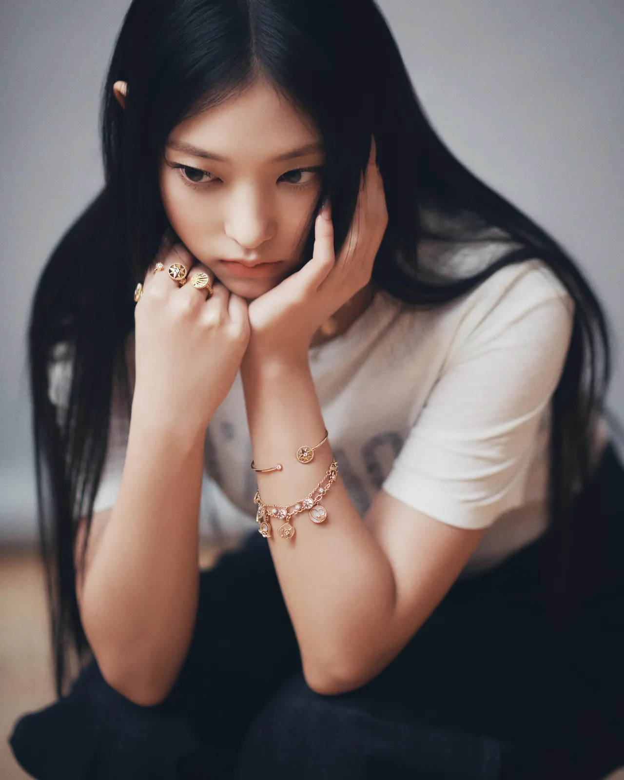 DIOR釋出由Haerin擔任主角的全新形象大片,她演繹了旗下多款Rose des Vents系列珠寶。品牌提供