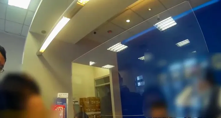 警方與行員勸說婦人。翻攝畫面