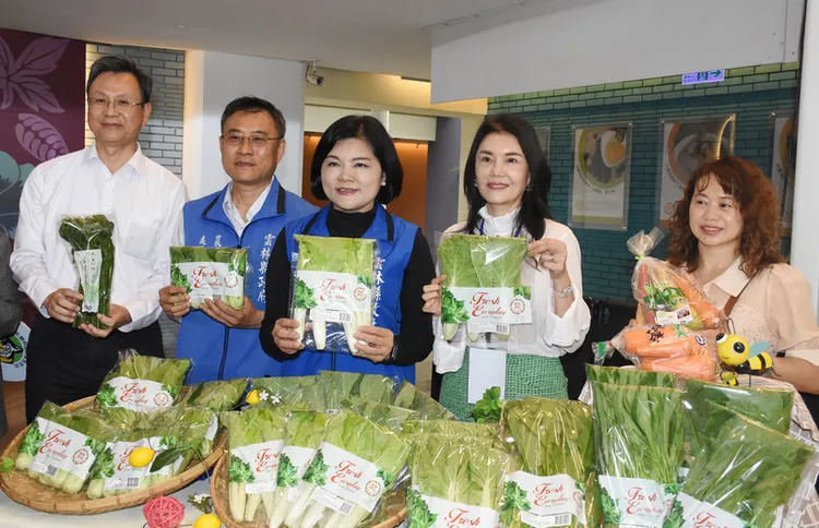 雲林縣長張麗善促銷台灣蔬菜。中央社