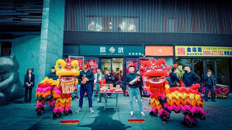 資產管理公司上月才風光開幕。翻攝畫面