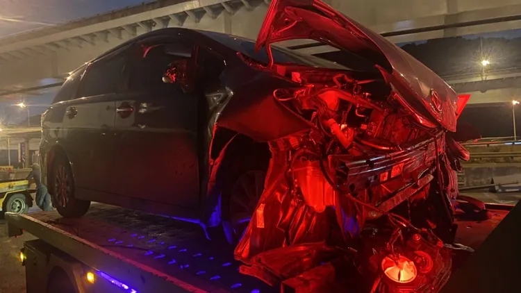 肇事車輛車頭幾乎全毀。國道警察局提供