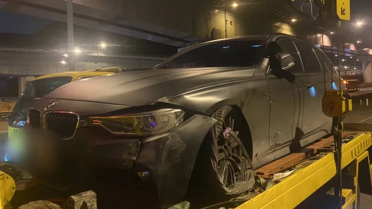 行駛在內側車道遭擦撞的BMW轎車。國道警察局提供