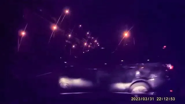 肇事轎車翻轉數圈後停在中間車道，後方駕駛緊急煞車幸未撞上。翻攝自臉書社團爆料公社