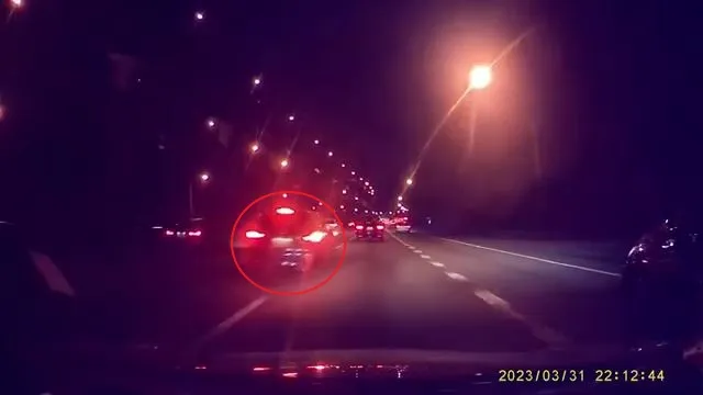 肇事車輛(紅圈處)高速切換車道。翻攝自臉書社團爆料公社