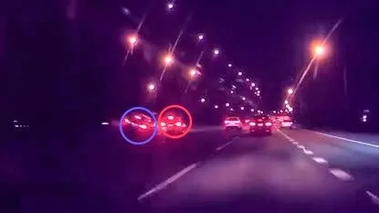 高速切換車道失控撞護欄 後方駕駛見狀急煞驚呼飆髒話