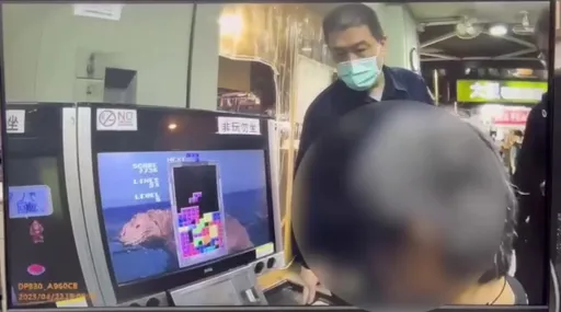 扯!灰髮男不顧人潮捷運西門站前搶包包 警找上門還在爽玩這東西