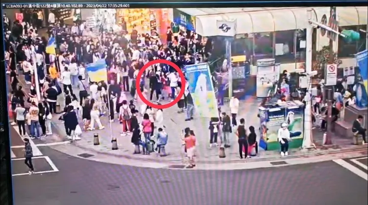 楊男光天化日下在西門町搶奪。翻攝畫面