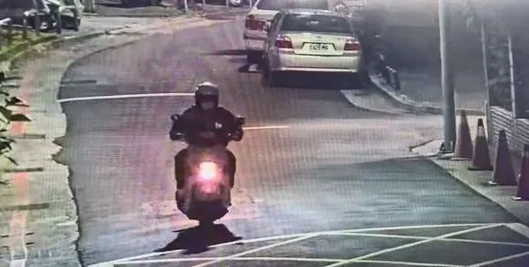 歹徒行兇後騎乘機車逃逸。翻攝畫面