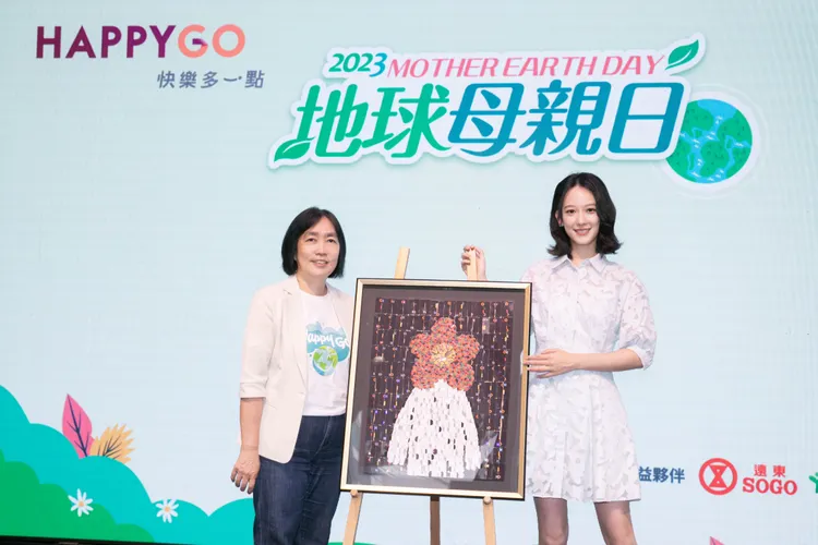 孟耿如（右）運用消費者響應回收的塑膠卡以馬賽克拼貼方式進行藝術創作。HAPPY GO提供