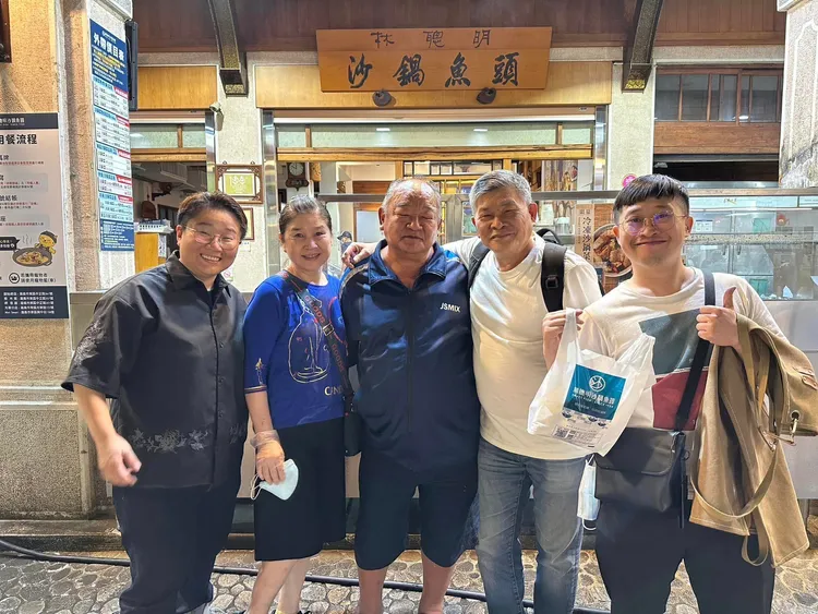 一行人在店門口合影留念。翻攝澎恰恰臉書