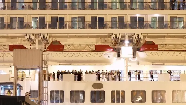 遊客觀賞無人機表演。觀光局提供