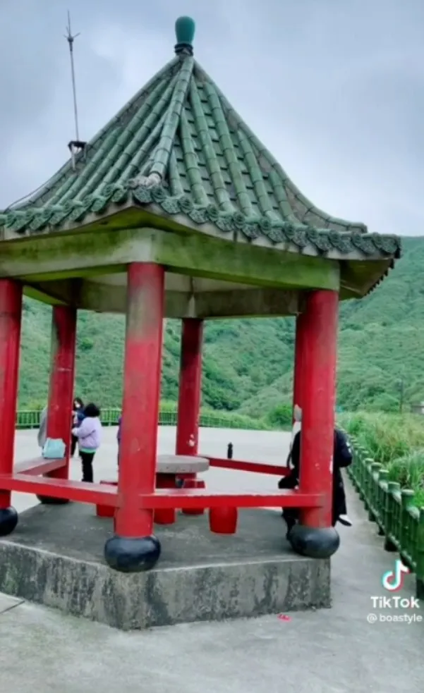 不厭亭由來，由前雙溪區鄉長命名，取自李白詩句「相看兩不厭」。TikTok@boastyle 提供